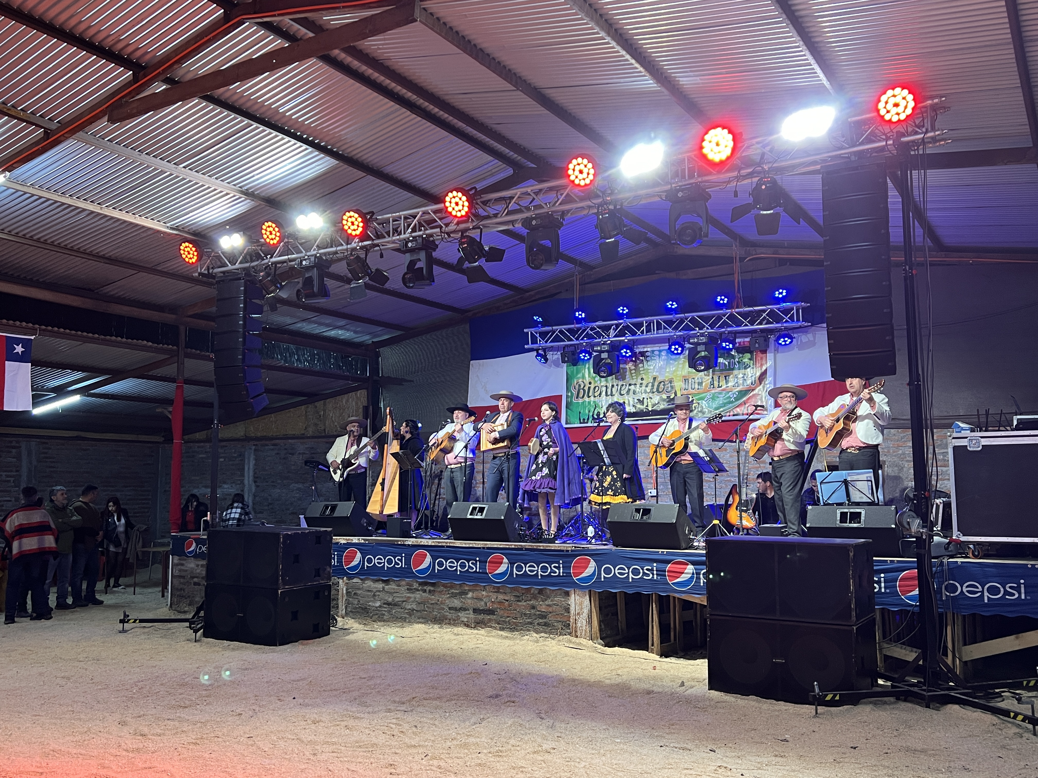 Grupo folcl&oacute;rico en escenario con sonido profesional para campeonato de cueca