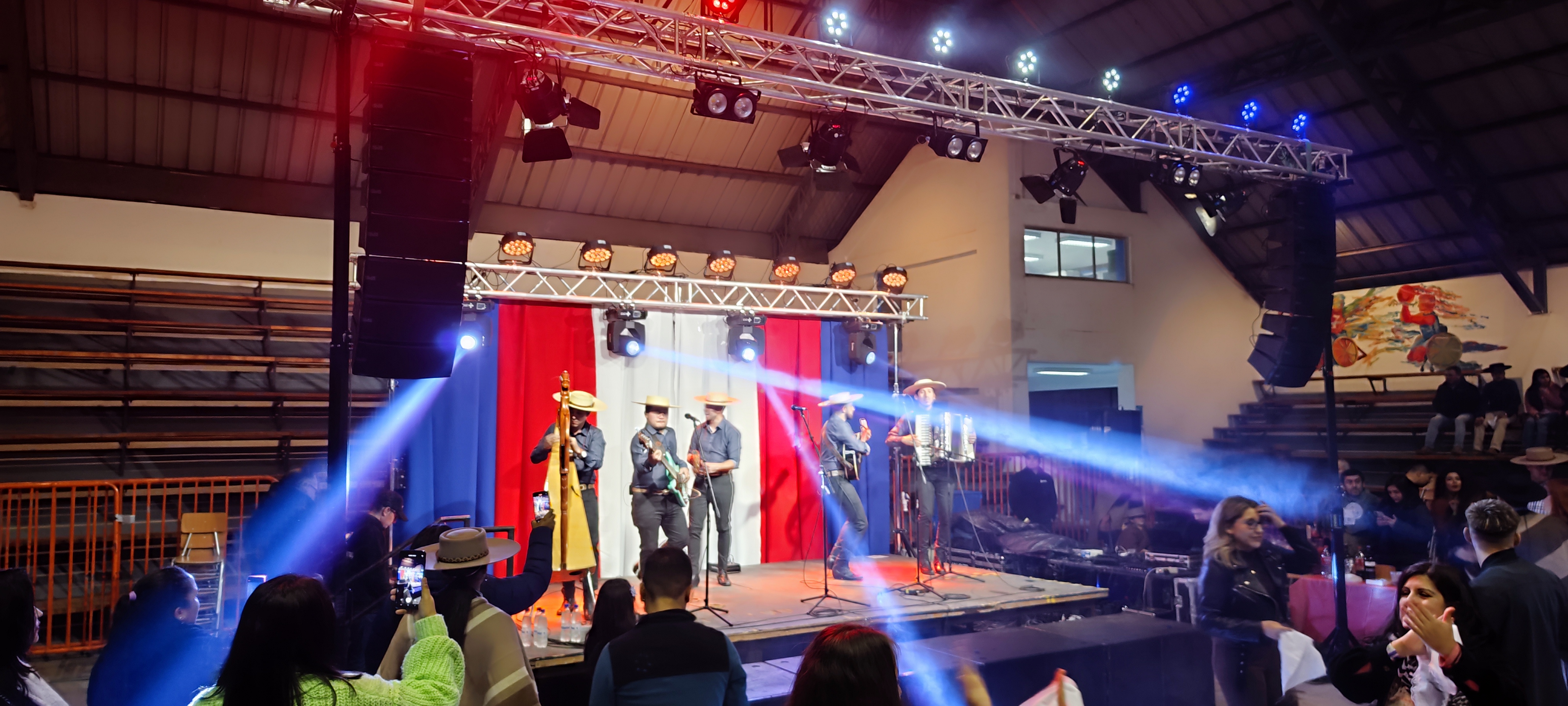 Campeonato de cueca con escenario, iluminaci&oacute;n y sonido profesional FMusic