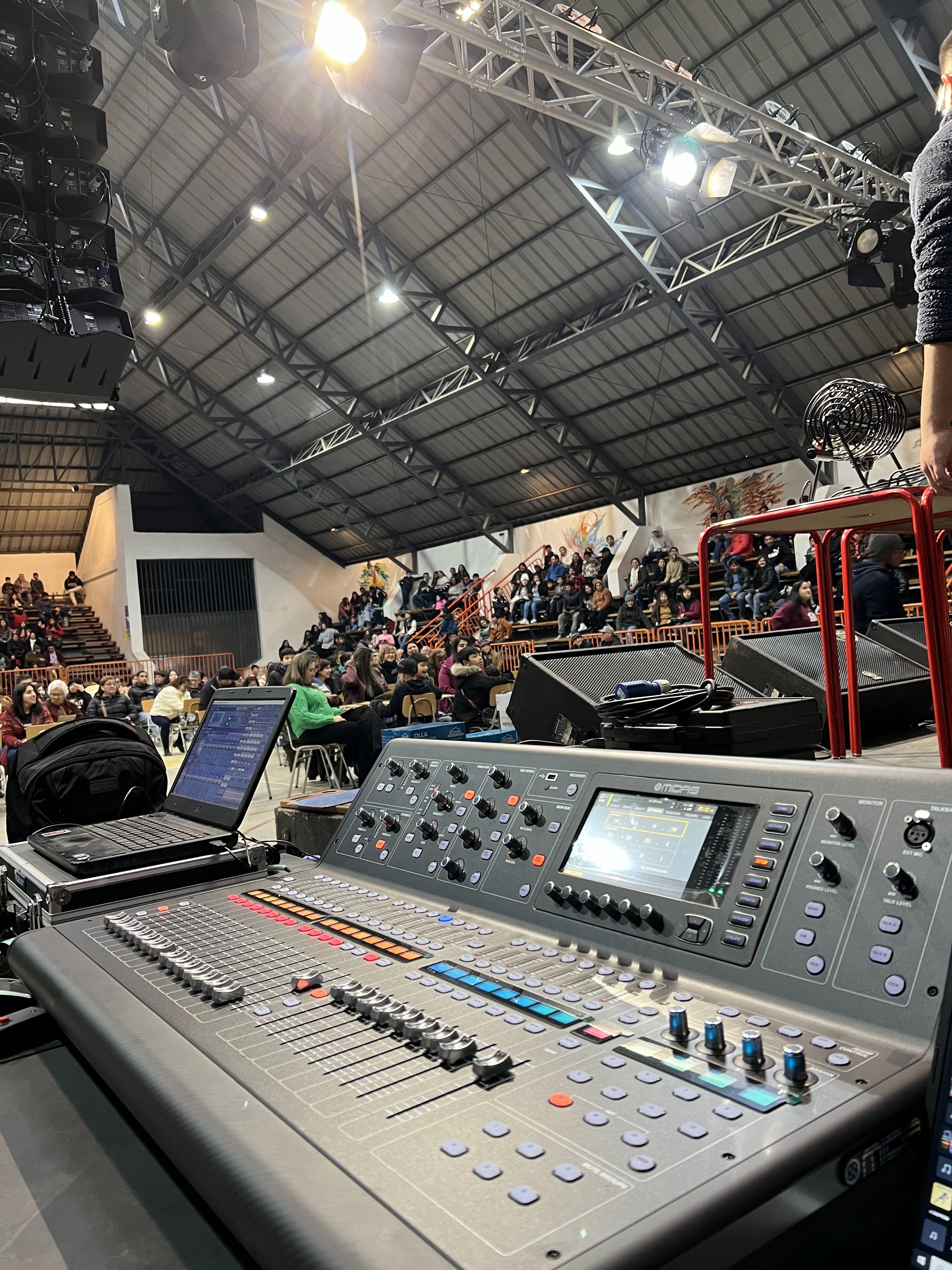 Consola Midas M32 Live para operaci&oacute;n de sonido en eventos corporativos