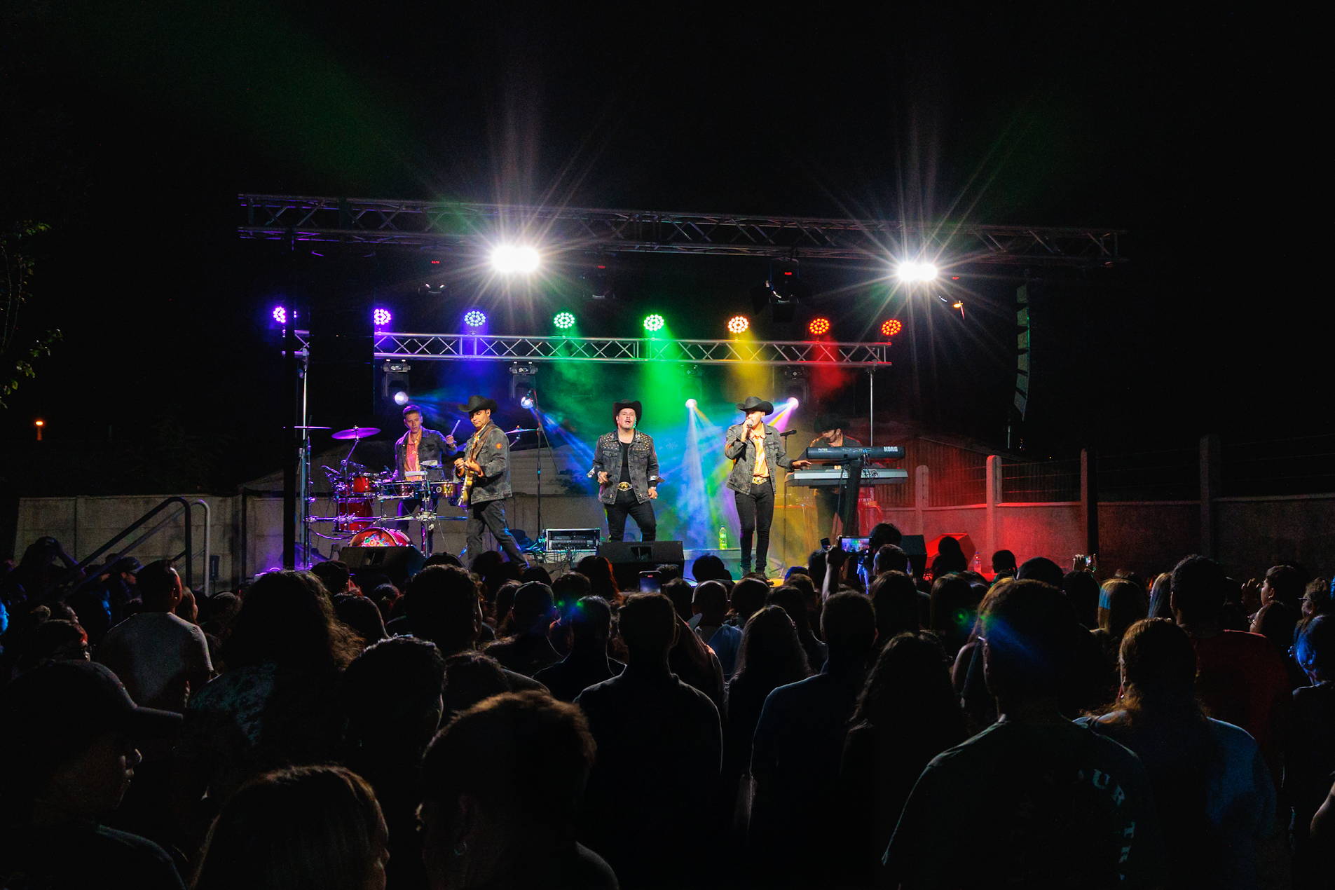 Evento ranchero con sonido profesional, iluminaci&oacute;n esc&eacute;nica y p&uacute;blico en vivo FMusic