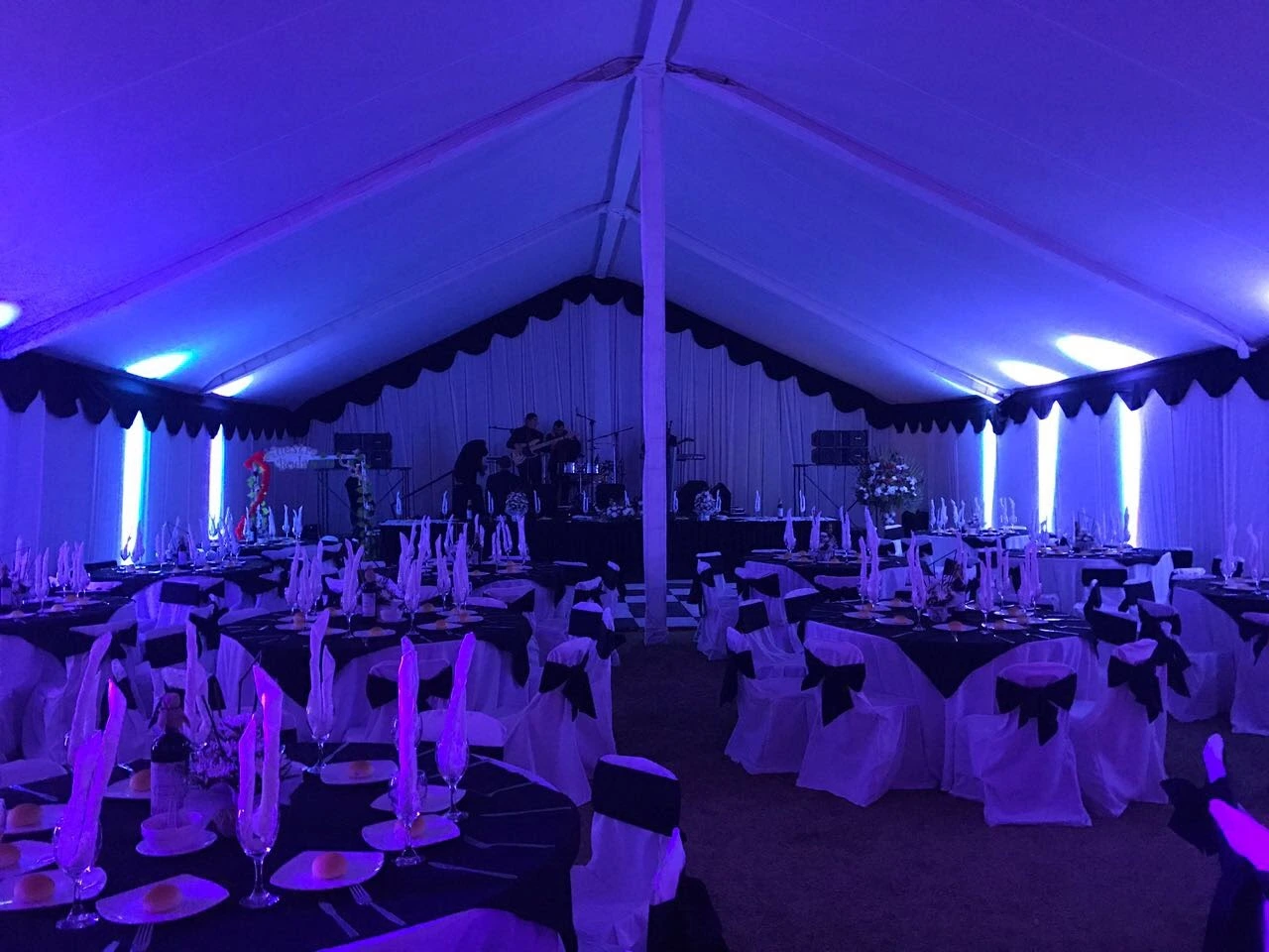 Carpa de matrimonio con iluminaci&oacute;n ambiental FMusic