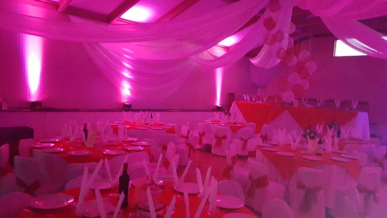 Decoraci&oacute;n de matrimonio con iluminaci&oacute;n rosa FMusic