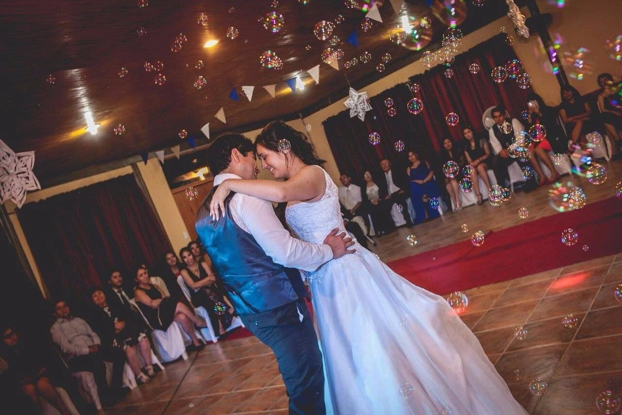 Primer baile de matrimonio con sonido e iluminaci&oacute;n FMusic
