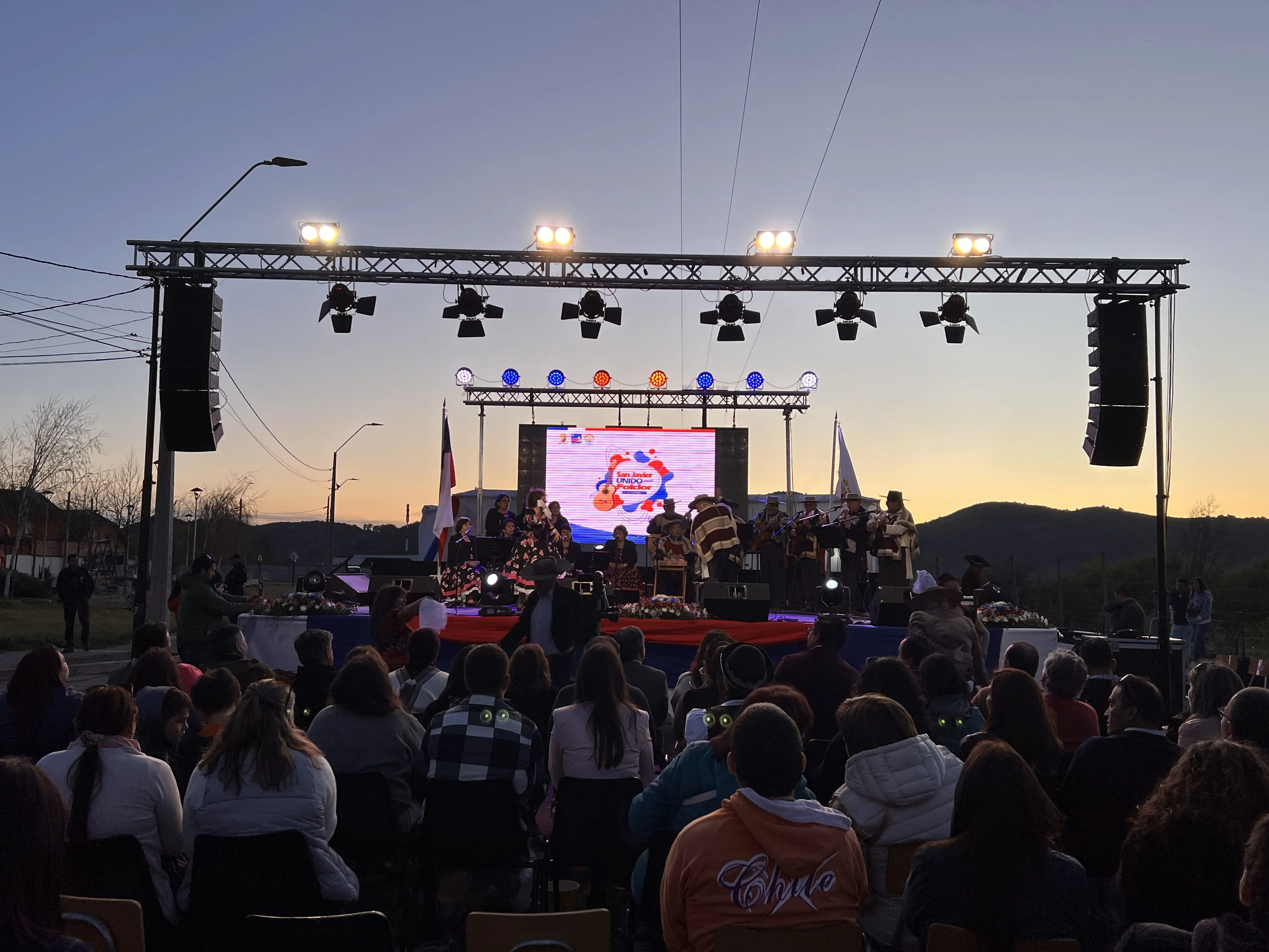 Show folcl&oacute;rico con sonido profesional FMusic en evento municipal del Maule